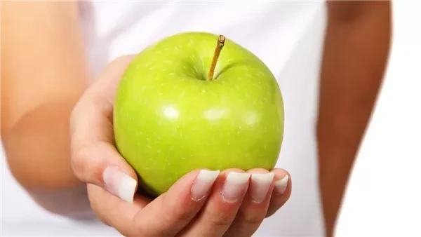 عنصر مذهل لإنقاص الوزن.. فوائد شرب خل التفاح وما سيحدث للجسم في حال تناوله قبل النوم يساعد خل التفاح على التحكم في نسبة السكر في الدم والحد من الرغبة الشديدة في تناول الطعام أثناء