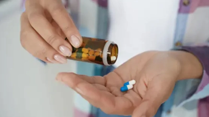 الدواء فيه سم قاتل.. ضبط شخصين متهمين ببيع منتجات مستوردة مغشوشة نجحت أجهزة الأمن في ضبط شخصين، لاتهامهما بتصنيع وتعبئة الأدوية الطبية المغشوشة والترويج لها عبر مواقع التواصل الاجت