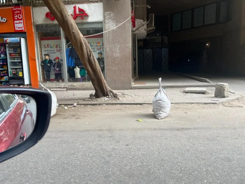 مملكة السايس لا تنتهي.. انتهاك للشارع وجيوب المواطنين ومحافظة الجيزة في غفلة! -مملكة السايس لا تنتهي وانتهاك حرمة الشوارع وجيوب اصحاب السيارات عرض مستمر ومحافظة الجيزة في نوما عميق