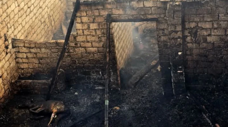 نفوق ماشية وتدمير أثاث.. حريق يلتهم 5 منازل في المنيا صور سيطرت قوات الحماية المدنية بالمنيا على حريق هائل اندلع في 5 منازل بقرية ههيا التابعة لمجلس قروي دمشير بمركز المنيا.تفاصيل