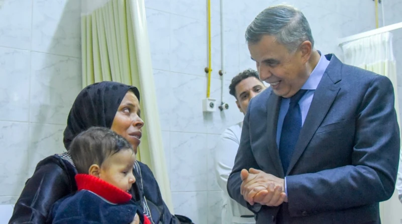 محافظ الإسكندرية يزو ال 3 أطفال الناجين من انهيار عقار اللبان زار الفريق أحمد خالد، محافظ الإسكندرية، اليوم، الأطفال الثلاثة الذين تم إنقاذهم أمس عقب انهيار عقار بشارع الغزالي بمنط