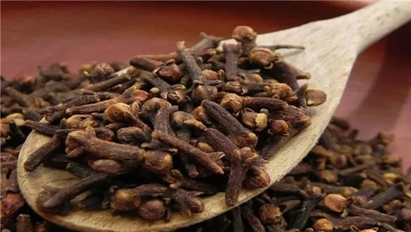 تعرف على أسرار هذه العشبه العجيبه.. تناول فص واحد من القرنفل كل ليلة وتخلص من 7 مشاكل صحيه يعد القرنفل من أهم الأعشاب التي تساعد في علاج مجموعة واسعة من المشاكل الصحية. ما لا يعرفه