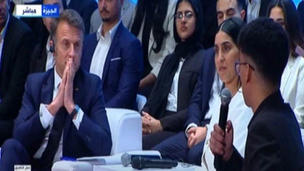 طالب يطلب نصيحة من الرئيس الفرنسي أثناء فعاليات ملتقى الجامعات المصرية الفرنسية.. ما هي النصيحة التي قلبت وسائل التواصل والإعلام المصري والأوروبي