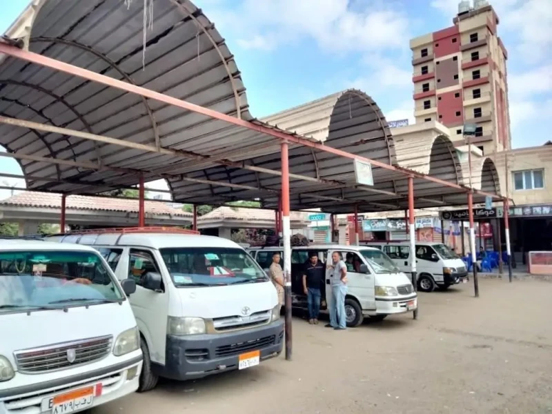 سائقو السرفيس يتحدون الدولة في الجيزة.. والتعريفة الرسمية مجرد ورق تشهد محافظة الجيزة حالة من الفوضى اليومية بسبب تجاهل سائقي السرفيس للتعريفة