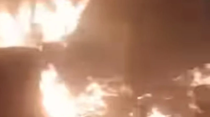 حريق هائل بمستودع أنابيب في عزبة الأشقر بالشرقية.. 15 سيارة إطفاء تتدخل شهدت عزبة الأشقر التابعة لمحافظة الشرقية، مساء اليوم، حريقا هائلا في أحد