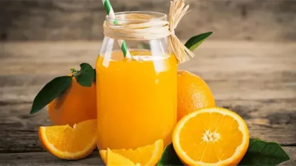 ماذا يحدث لجسمك عند تناول كوب من عصير البرتقال كل صباح؟ فوائد مذهلة البرتقال هو فاكهة محبوبة بين الكبار والصغار بسبب طعمه اللذيذ وسعره المنخفض. لكن ما لا يعرفه الكثير من الناس هو أ