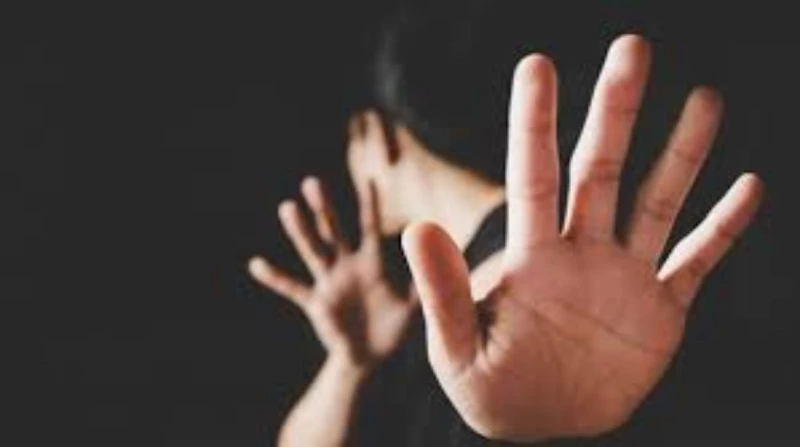 ابن الخالة متهما والأب منقذا.. أقوال فتاة تعرضت لمحاولة هتك عرض ببورسعيد قضت محكمة جنايات بورسعيد، بالسجن المشدد 6 سنوات على المتهم بمحاولة هتك عرض فتاة تبلغ من العمر 18 عاما والاع