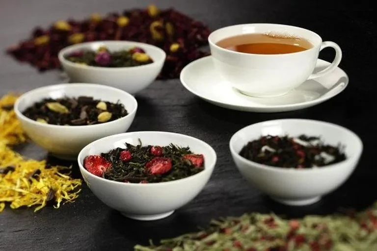 أفضل أنواع الشاي لتهدئة الانتفاخ وعسر الهضم في يوم الصحة العالمي..تعرف عليها في يوم الصحة العالمي 2025، يعاني العديد من الأشخاص من مشاكل في الجهاز الهضمي مثل الانتفاخ بعد تناول الط