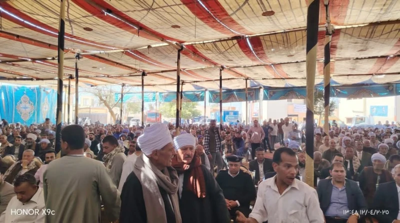 بعد المشاجرة.. نائب محافظ سوهاج يقود صلحا بين عائلتي آل شبيب وآل السمان شهدت قرية عرابة أبو الدهب بمحافظة سوهاج، اليوم، مراسم الصلح بين عائلتي آل شبيب وآل السمان، في أجواء يسودها ا