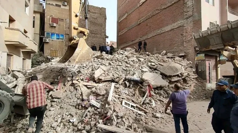 فوجئت بسقوط المبنى.. تفاصيل شهادة الناجي الوحيد من عقار أسيوط المنهار تلقت أجهزة التحقيق إخطارا من قسم شرطة ثان أسيوط بانهيار العقار رقم (48) الكائن بشارع فاروق كدواني خلف مدرسة خد