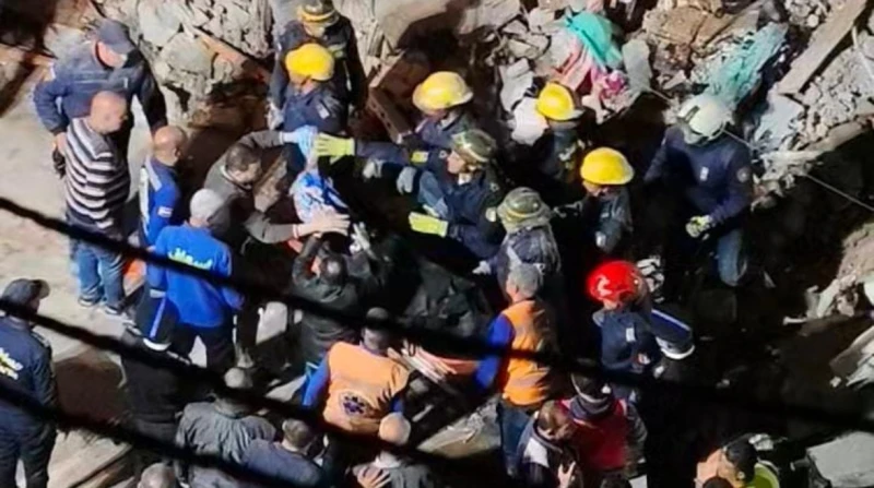 انتشال جثمان سيدة تحت أنقاض عقار اللبان المنهار بالإسكندرية نجحت قوات الحماية المدنية بمحافظة الإسكندرية، بعد 6 ساعات من البحث، في استخراج جثمان سيدة تدعى رباب من تحت أنقاض عقار ال