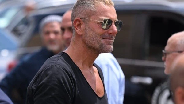 اية اللي تامر هجرس بيعمله في العزاء دة؟.. هل هي محاولة لأخذ اللقطة وتسليط الأضواء عليه كما يقول البعض؟ ظهر تامر هجرس وهو يقود سكوتر أثناء ذهابه ل عزاء حماة رامي صبري مما جعل وكالات