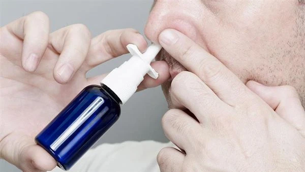 احذرو هذا النوع من القطرات يسبب مضاعفات خطيرة ابرزها الإدمان وفقدان حاسة الشم يحب بعض الأشخاص استخدام قطرات الأنف، خاصة من يعانون من حساسية الأنف أو التهاب الجيوب الأنفية، ولكن هل