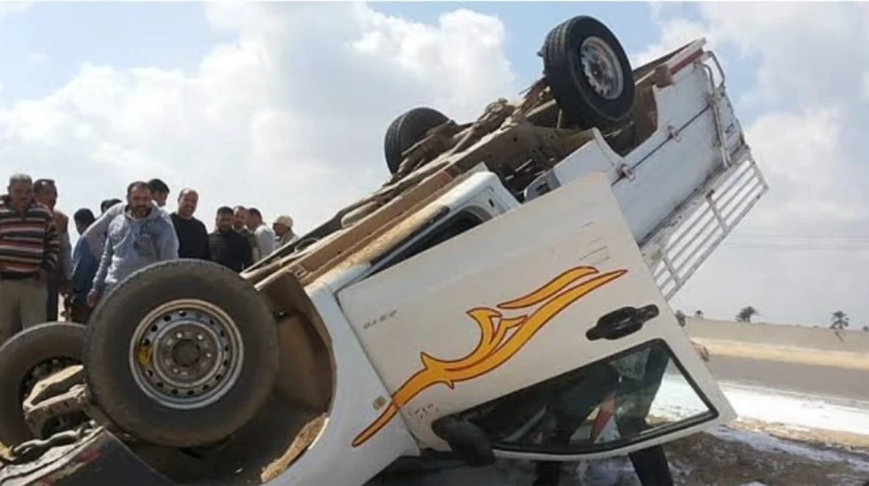 مصرع 3 أشخاص في حادث انقلاب سيارة ربع نقل بأسوان لقى 3 أشخاص مصرعهم، في انقلاب سيارة ربع نقل، اليوم الأحد، على طريق أسوان القاهرة الصحرواي الغربي أمام قرية فارس التابعة لمركز كوم أ