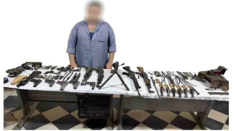 مصنع موت في سوهاج.. ضبط إمبراطور الأسلحة بحوزته 16 قطعة نارية تمكن قطاع الأمن العام من ضبط عنصر إجرامي، لقيامه بإدارة ورشة لتصنيع وبيع وإصلاح الأسلحة النارية، وعثر بحوزته على 16 قط