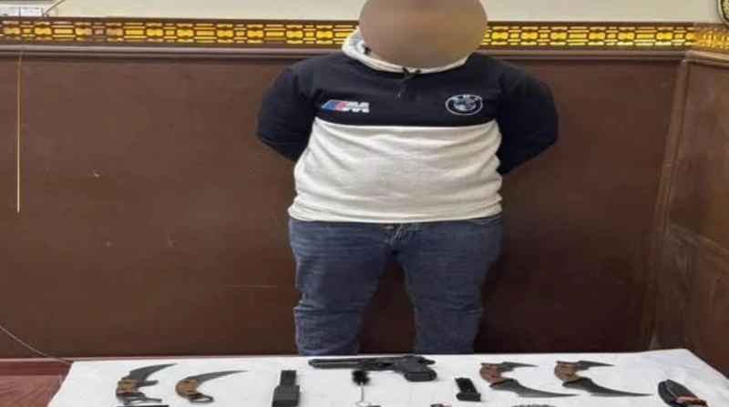 القبض على شخص روج لبيع أسلحة بيضاء عبر الإنترنت نجحت أجهزة الأمن بوزارة الداخلية، في كشف ملابسات قيام أحد الأشخاص بالترويج لبيع أسلحة صوت وسلاح أبيض عبر أحد التطبيقات. ضبط المتهم ب
