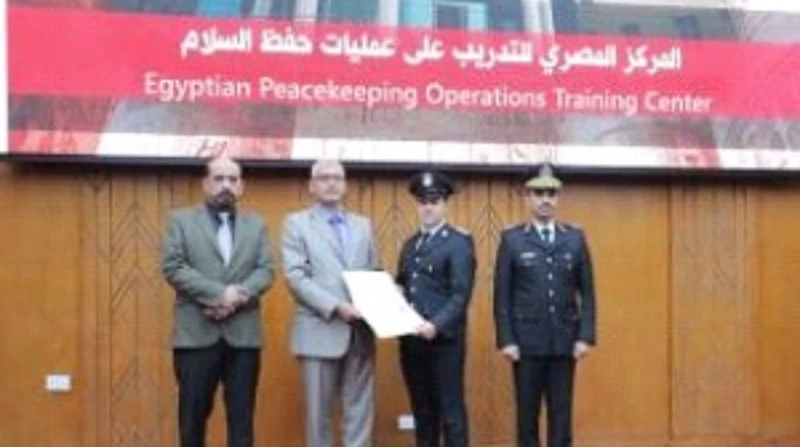 قواعد نيلسون مانديلا لمعاملة السجناء.. دورة تدريبية بأكاديمية الشرطة واصلت وزارة الداخلية تنظيم الدورات التدريبية للضباط والضابطات في مختلف المجالات الأمنية، حيث اختتمت مؤخرا الدور