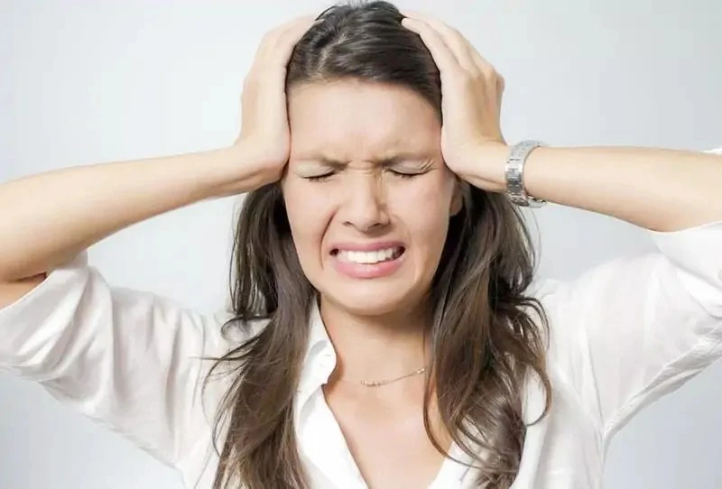 5 خطوات بسيطة لتجنب الصداع عند الاستيقاظ صباحا يواجه العديد من الأشخاص مشكلة الصداع الصباحي الذي قد يعكر صفو بداية يومهم ويؤثر بشكل ملحوظ على قدرتهم على الأداء والإنتاجية، ويعتبر ه