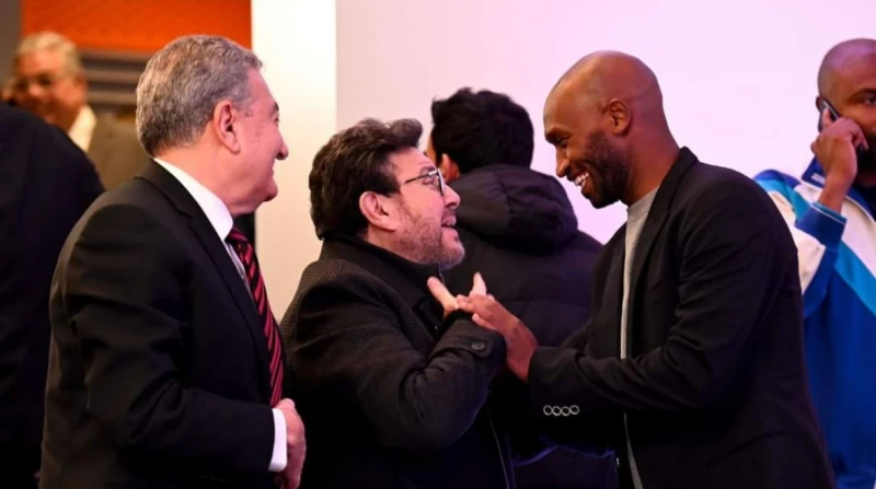 هاني شاكر يدعم الزمالك ويشارك في تقديم صفقاته (فيديو) حرص الفنان هاني شاكر، على دعم مجلس إدارة نادي الزمالك، بحضور المؤتمر الخاص بتقديم صفقات النادي الجديدة.وتواجد الفنان بالمؤتمر،