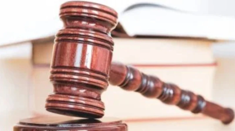 السجن 7 سنوات لمتهم بقتل مزارع وإصابة شقيقه في قنا قضت محكمة جنايات قنا بالسجن 7 سنوات، لمتهم في قضية قتل مزارع وإصابة شقيقه.صدر الحكم برئاسة