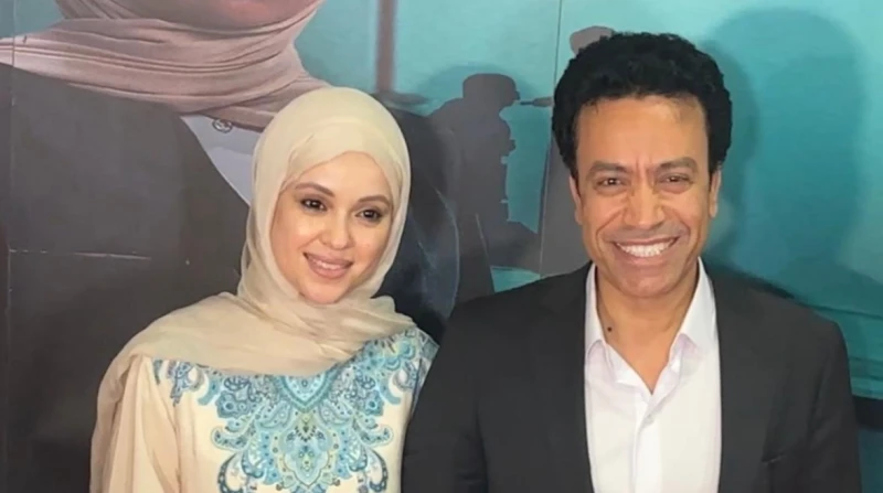 ممسكا بيد زوجته.. سامح حسين يحتفل بالعرض الخاص لفيلم استنساخ احتفل الفنان سامح حسين، اليوم بالعرض الخاص لفيلمه الجديد استنساخ مع زوجته بأحد دور العرض