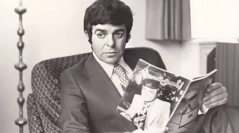 ابنة فريد الأطرش.. سمير صبري يكشف أول قصة حب في حياته وراء الضحكة والابتسامة والشهرة والمجد، قد تختبئ قصص حب وغرام وتفاصيل إنسانية لا يعلمها البعض عن