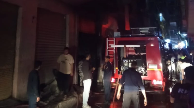 بسبب أسطوانة غاز.. حريق هائل في شارع سوق السلاح بالدرب الأحمر نشب حريق هائل، منذ قليل، داخل منزل في شارع متفرع من شارع سوق السلاح بمنطقة الدرب