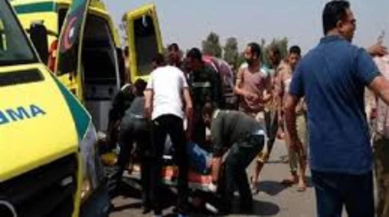 23 مصابا ومتوفى.. ننشر أسماء ضحايا حادث طريق الفرافرة ديروط شهد طريق الفرافرة ديروط بمحافظة الوادي الجديد حادثا مأساويا صباح اليوم، أسفر عن مصرع شخصين وإصابة 21 آخرين، معظمهم في حا