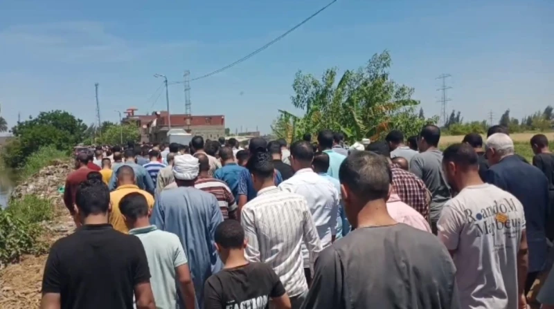 تشييع جثمان ممرض توفى أثناء عمله داخل مستشفى بالبحيرة (فيديو) شيع المئات من أهالي مركز المحمودية بمحافظة البحيرة، بعد ظهر اليوم، جثمان الممرض الشاب محمد الشحات منصور، البالغ من الع