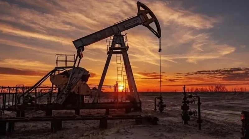 تراجع طفيف في أسعار النفط وسط ترقب اجتماع أوبك تراجعت أسعار النفط قليلا عند تسوية تعاملات يوم الاثنين 26 مايو 2025، مع ترقب المستثمرين لاجتماع تحالف أوبك المرتقب الأسبوع المقبل، حي