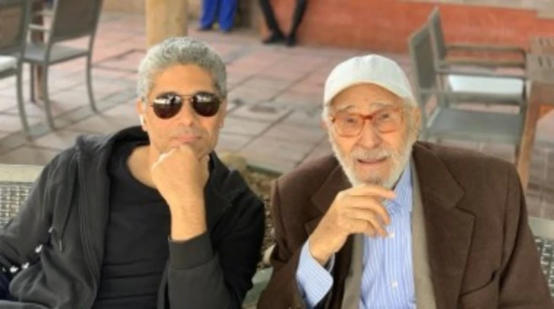 نجل الفنان عبدالرحمن أبوزهرة: الرئيس يتواصل مع والدي منذ سنوات (خاص) كشف الموسيقار أحمد أبو زهرة نجل الفنان عبدالرحمن أبو زهرة كواليس مكالمة والده مع