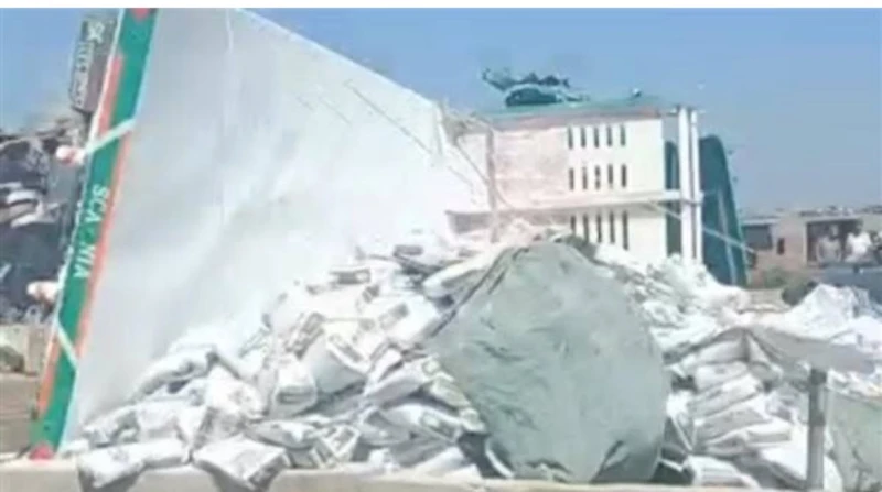 حادث صعب على إقليمي المنوفية يحول الطريق إلى اللون الأبيض اصطدمت سيارة نقل ثقيل محملة بالجبس، مع سيارة نقل أخرى ما أدى إلى انقلابها وتحول الطريق إلى