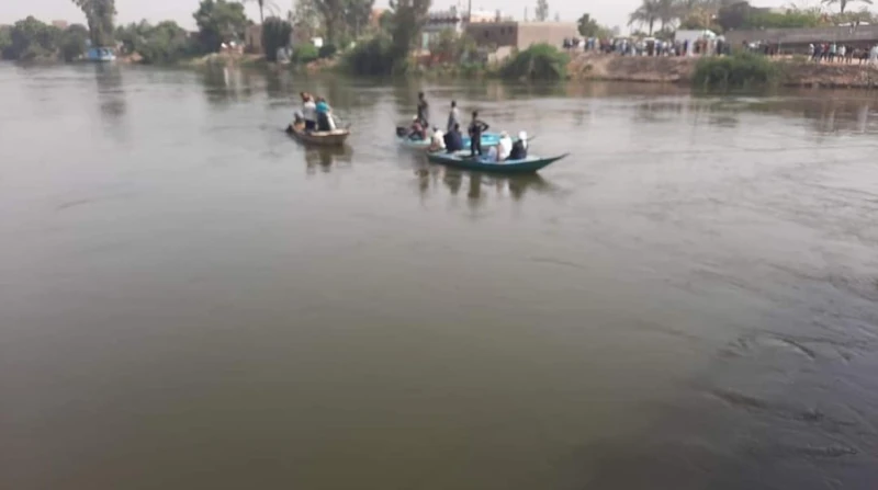 مصرع عامل غرقا أثناء استحمامه في النيل بالوراق لقي عامل مصرعه غرقا في مياه النيل بمنطقة الوراق بالجيزة، بعدما جرفه التيار أثناء استحمامه ولم يتمكن أحد من إنقاذه، وتم انتشال الجثمان