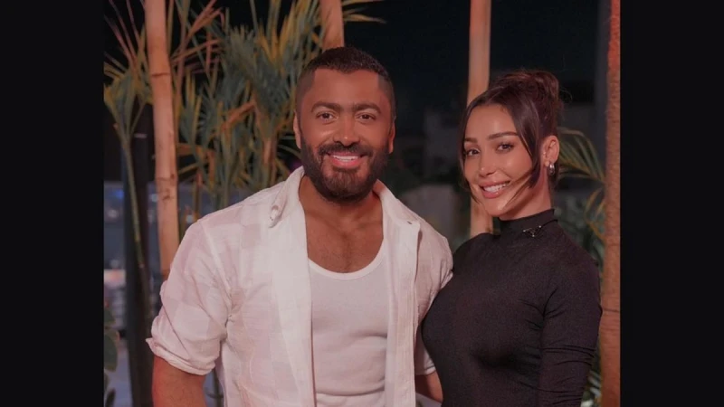 تامر حسني يكشف سبب طلاقه من بسمة بوسيل افاق عربية - حل الفنان تامر حسني ضيفا على منصة ، حيث كشف بشكل عفوي وللمرة الأولى عن سبب طلاقه من الفنانة بسمة بوسيل، مؤكدا اعتزازه بعلاقته به