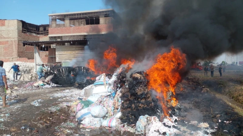 السيطرة على حريق هائل خلف مصنع قطن بالغربية (صور) اندلع حريق هائل خلف مصنع قطن بقرية الراهبين التابعة لمركز ومدينة سمنود بمحافظة الغربية، وتصاعد كثيف للدخان وارتفاع ألسنة اللهب، دو