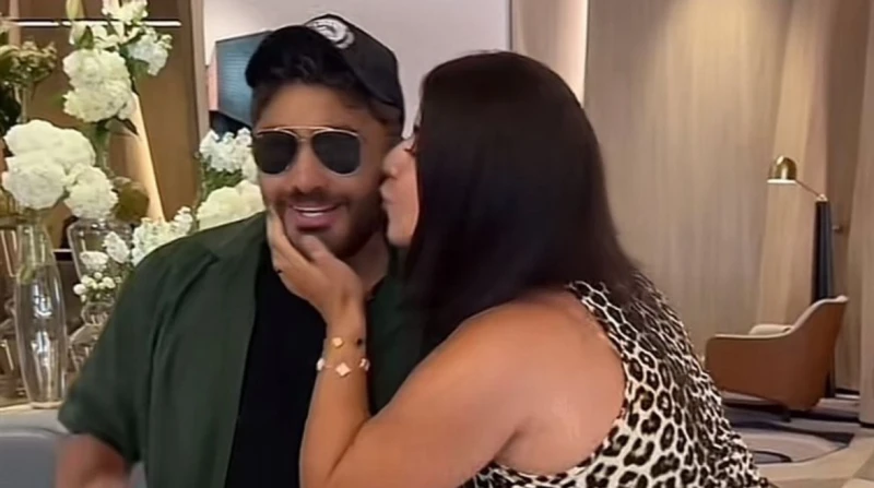 صورة وقبلة.. موقف محرج ل تامر حسني مع إحدى المعجبات تعرض الفنان تامر حسني لموقف محرج من معجبة له في أحد الفنادق، إذ طلبت الأخيرة التقاط صورة معه، ليتفاجأ أثناء التصوير بأنها قبلته 