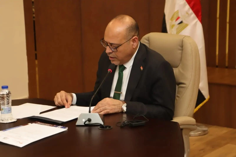 بعد نشر افاق عربية.. قرارات حاسمة من وزارة العمل لرد كرامة العامل المصري المهان على يد كفيل سعودي أعلن وزير العمل محمد جبران، اليوم الأحد، عن تطورات جديدة وإيجابية، حيث تعهد مسؤول 