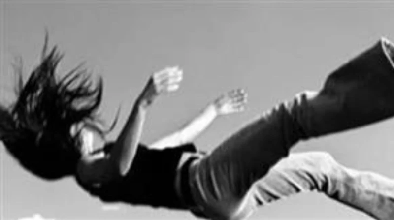 اختل توازنها.. منشر غسيل ينهي حياة فتاة بالمرج شهد أحد شوارع المرج بالقاهرة واقعة مأساوية بعد مشاهدة الأهالي جثة فتاة ملقاة على الأرض وغارقة في