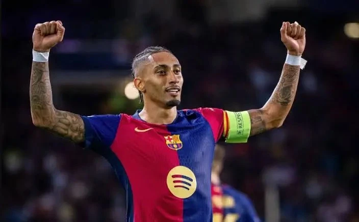 بعد فليك.. رافينيا يجدد عقده مع برشلونة رسميا أعلن نادي برشلونة رسميا تمديد عقد جناحه البرازيلي رافينيا حتى صيف 2028، وذلك بعد موسم مليء بالإنجازات والأداء المبهر الذي جعله ركيزة أ
