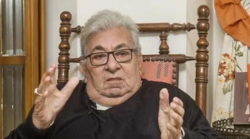 فاروق فلوكس يدخل المستشفى ويطمئن جمهوره: أنا كويس.. اطمنوا تعرض الفنان القدير فاروق فلوكس، والد الفنان أحمد فلوكس، لوعكة صحية مفاجئة مساء الأحد، نقل على إثرها إلى أحد المستشفيات لت