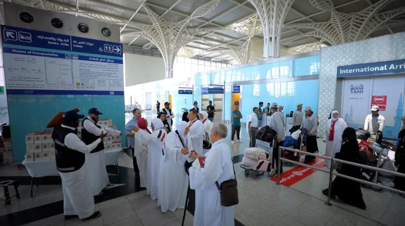 ورود وأناشيد وفرحة.. استقبال مهيب لحجاج القرعة في المدينة المنورة في مشهد مهيب امتزجت فيه المشاعر الدينية بالروح الوطنية، واصلت بعثة حج القرعة التابعة لوزارة الداخلية المصرية استقب