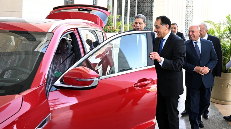 مدبولي: توطين صناعة السيارات الكهربائية أولوية وطنية أكد رئيس مجلس الوزراء، مصطفى مدبولي، أن صناعة السيارات تحظى بأولوية ضمن محاور رؤية الدولة لنمو قطاع الصناعة، حيث أصدرت مصر قانو