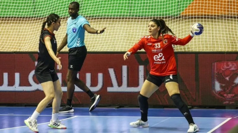 سيدات يد الأهلي يعبر الساحل التونسي إلى نهائي كأس أفريقيا تأهل فريق سيدات كرة اليد بالنادي الأهلي، إلى نهائي بطولة الكؤوس الأفريقية لكرة اليد، بعد فوزه الصعب والمثير على نظيره جمعي