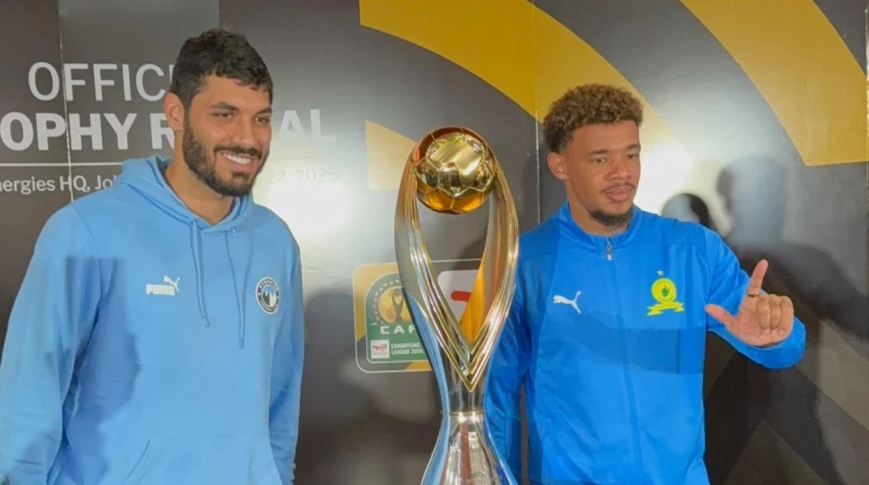 رفقة حارس صن داونز.. علي جبر يلتقط صورة مع كأس دوري الأبطال حرص قائد فريق نادي بيراميدز، علي جبر، على التقاط صورة تذكارية مع الكأس الجديدة لبطولة دوري أبطال أفريقيا، وجاء ذلك رفقة