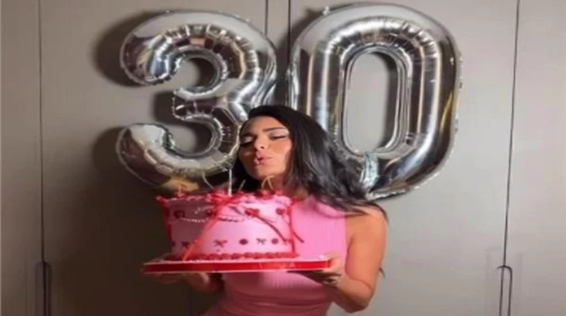 بقناع توليت.. أسماء جلال تحتفل بعيد ميلادها ال30 احتفلت الفنانة أسماء جلال بعيد ميلادها الثلاثين، مساء أمس، في أجواء مليئة بالبهجة والمرح، حيث تألقت