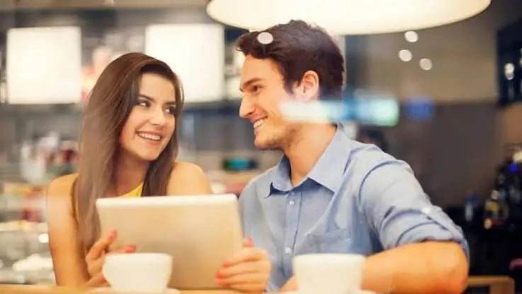 7 خطوات تخلي قلبه يدق ليكي.. سر الجذب الحقيقي! في وسط زحمة العلاقات والكلام الكتير عن إزاي تخلي الراجل يحبك، الحقيقة مش دايما في الكلام الكبير، لكن في شوية حاجات بسيطة لو اتعملت صح