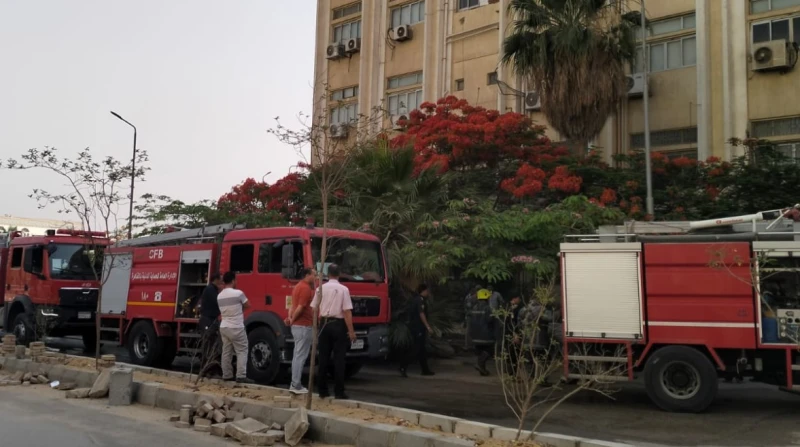 حريق هائل داخل كلية العلوم بجامعة الأزهر والدفع ب5 سيارات إطفاء (صور) اندلع حريق هائل داخل صالة اللياقة البدنية بكلية العلوم بجامعة الأزهر في مدينة نصر، اليوم الأحد، ما تسبب في حال