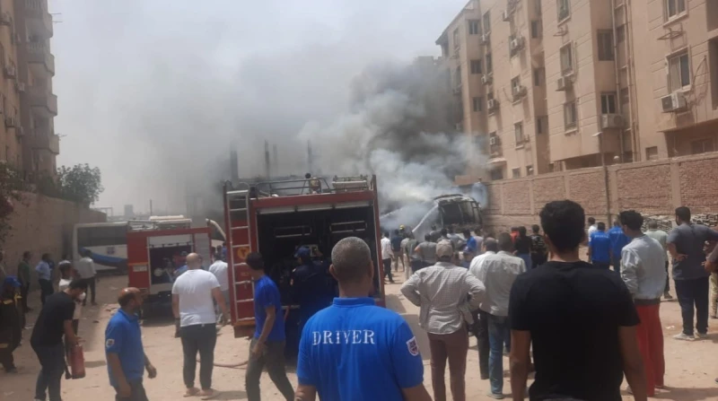 أغلبهم من الحماية المدنية.. إصابة 6 أشخاص أثناء إخماد حريق بدر أصيب 6 أشخاص، أغلبهم من رجال الحماية المدنية، بحروق وحالات اختناق أثناء إخماد الحريق المشتعل بمصنع العطور في مدينة بد