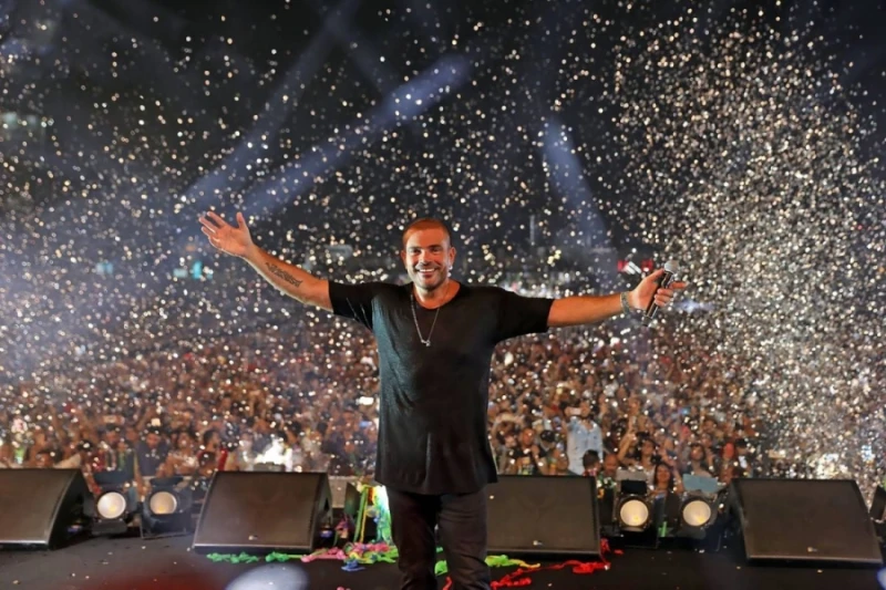 عمرو دياب يفاجئ جمهوره بفيديو وثائقي على المسرح افاق عربية - أحيا الفنان عمرو دياب، حفلا ضخما في حرم الجامعة الأميركية بالقاهرة الجديدة، وسط حضور جماهيري كبير واحتفاء واسع من محبيه