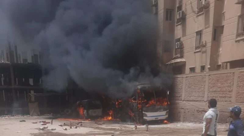 حريق هائل يلتهم سيارات بجوار مدرسة لغات شهيرة في حدائق الأهرام (صور) نشب حريق هائل، اليوم الأحد، في عدد من السيارات بجوار مدرسة لغات شهيرة بالبوابة